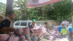 Distribution of aid from the ITS Humanitarian Task Force Team and YMI ITS to residents affected by the eruption of Mount Semeru in Pronojiwo District, Lumajang Regency