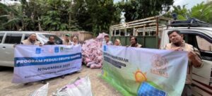 Distribution of ITS donations to residents affected by the eruption of Mount Semeru in Pronojiwo District, Lumajang Regency