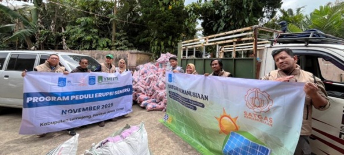 Penyaluran donasi ITS untuk warga terdampak erupsi Gunung Semeru di Kecamatan Pronojiwo, Kabupaten Lumajang