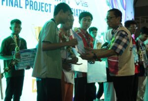 Presentation of prizes to the winners of the Final Project Appreciation category by ITS Productics Representative Bekti Cahyo Hidayanto SSi MKom (right)