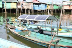 Perahu tempel listrik bertenaga sel surya fleksibel yang disumbangkan untuk operasional konservasi mangrove di Sontoh laut, Surabaya.
