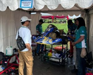 Rektor ITS Prof Dr (HC) Ir Bambang Pramujati ST MScEng PhD (kiri) saat meninjau mobil gokart Universitas Brawijaya di ajang Kompetisi Gokart Listrik PLN ICE 2025 di Sirkuit ITS