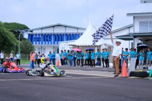 Rektor ITS Prof Dr (HC) Ir Bambang Pramujati ST MScEng PhD mengangkat bendera start saat memulai Kompetisi Gokart Listrik PLN ICE 2025 di Sirkuit ITS