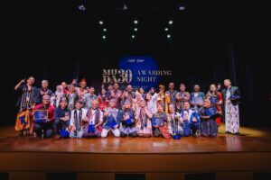 Reza Aulia Akbar ST MT MBA (tiga dari kanan bawah) bersama penerima penghargaan pada Malam Penghargaan Muda30