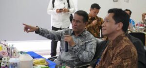 Menteri Pertanian RI Dr Ir H Andi Amran Sulaiman MP (pegang mic) bersama Rektor ITS Prof Dr (HC) Ir Bambang Pramujati ST MSc Eng PhD saat berdiskusi mengenai urgensi transformasi pertanian modern