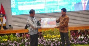 Menteri Pertanian RI Dr Ir H Andi Amran Sulaiman MP (kiri) menerima lukisan diri dari Rektor ITS Prof Dr (HC) Ir Bambang Pramujati ST MSc Eng PhD sebagai kenang-kenangan dari Sivitas Akademika ITS