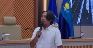 Redaktur Halaman Metropolis dan Nasional Jawa Pos Ariski Prasetyo Hadi menyampaikan urgensi publikasi dalam meningkatkan daya saing perguruan tinggi dalam Pelatihan Penulisan Berita di Rektorat ITS