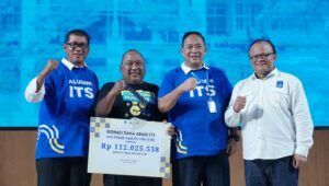Simbolis penyerahan donasi dari alumni Teknik Sipil ITS tahun 1995 untuk Dana Abadi ITS dalam Reuni Akbar Alumni ITS 2025 di Grha Sepuluh Nopember ITS