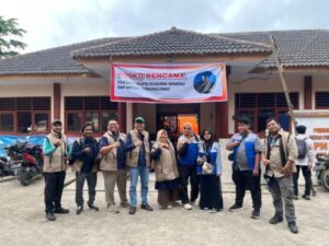 The ITS Humanitarian Task Force Team and YMI ITS at the SMPN 2 Pronojiwo Post, Lumajang