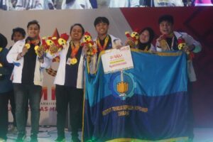 The ITS Space Solar Team from the PKM-GFT field after successfully winning a gold medal in the Presentation category at the 38th Pimnas event held at Hasanuddin University, Makassar.