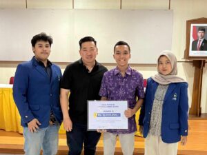 Tim StrokeGuard ITS terdiri dari Alden Bintang Rafazha (kiri), Muhammad Irsyad Yunus (dua dari kanan), Nasywa Aulia Rabbani (kanan) saat meraih Juara II di ajang Heathtech AI Challenge 2025