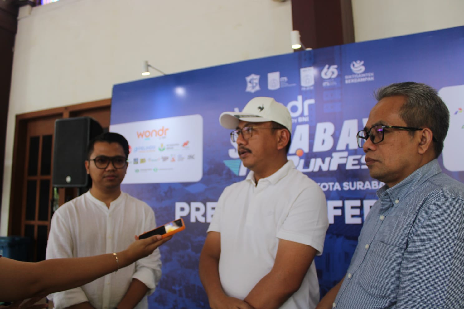 (kiri ke kanan) Malik Atmadja ST MM, Yoke Candra Katon ST MM, Dr Ir Machsus ST MT membuka gelaran konferensi pers Surabaya ITS Runfest 2025