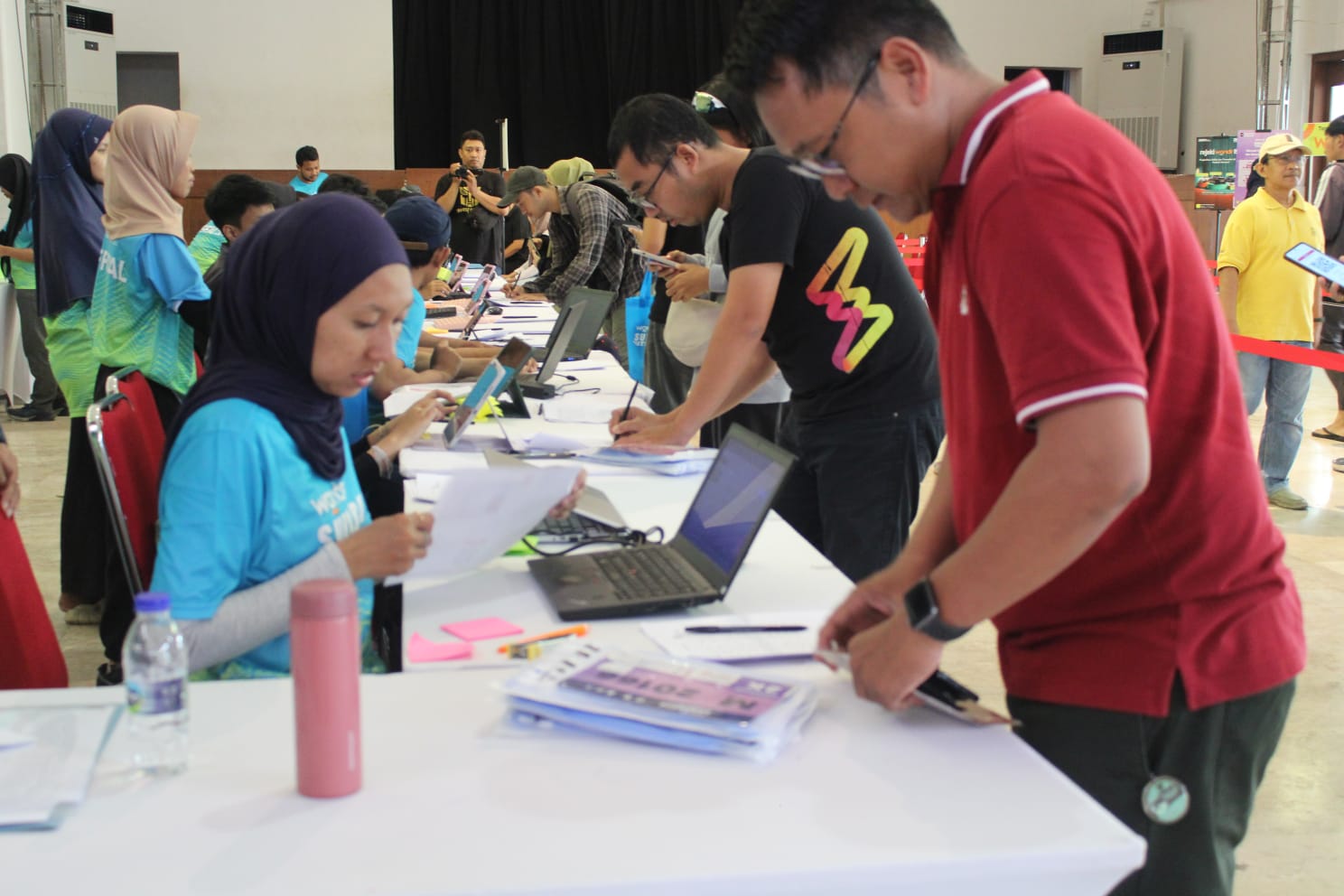 Foto Antusiasme peserta Surabaya ITS Runfest 2025 saat mengantri mendapatkan kelengkapan peserta di Balai Pemuda Kota Surabaya, Rabu (1/11)