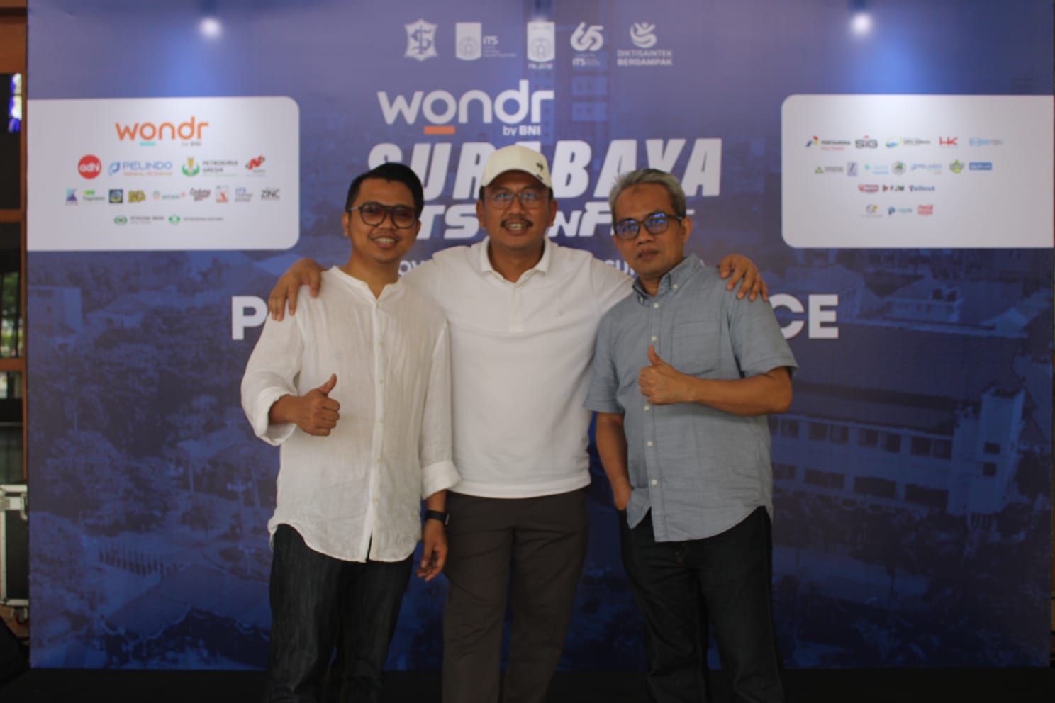 (kiri ke kanan) Malik Atmadja ST MM, Yoke Candra Katon ST MM, Dr Ir Machsus ST MT menunjukkan kebersamaan dalam gelaran konferensi pers Surabaya ITS Runfest 2025