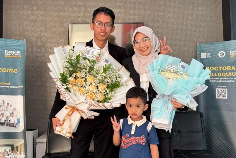 Gambar Dr Benazir Imam Arif Muttaqin ST MT bersama keluarga usai resmi dinyatakan lulus meraih gelar doktor dari Departemen Teknik Sistem dan Industri ITS