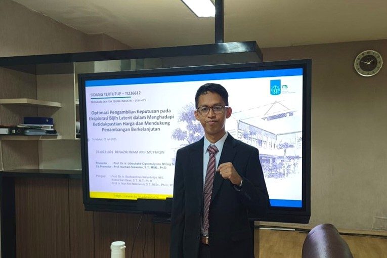 Gambar Dr Benazir Imam Arif Muttaqin ST MT usai memaparkan disertasinya mengenai model penentuan nilai cut-off grade dan penentuan lokasi tambang dalam Sidang Tertutup Doktor Departemen Teknik Sistem dan Industri ITS