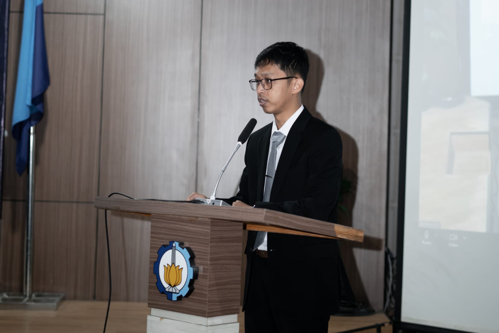 Gambar Dr Benazir Imam Arif Muttaqin ST MT ketika memaparkan disertasinya DSS High Ground dalam Sidang Terbuka Doktor Departemen Teknik Sistem dan Industri ITS