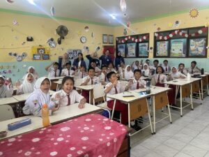 Gambar mahasiswa ITS bersama siswa SD