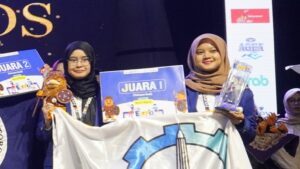 (dari kiri) Isaura Qinthara Heriswan dan Talitha Firyal Ghina Nuha dari Tim FounderHub ITS yang berhasil meraih Juara I kategori Bisnis Digital Tahap Awal di KMI Expo XVI