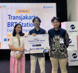 (dari kiri) Naurah Qatrunnada R, Nabil Malik Ibrahim, dan M Raihan Adhika P yang tergabung dalam Tim Vesta Fora dari Departemen Arsitektur ITS