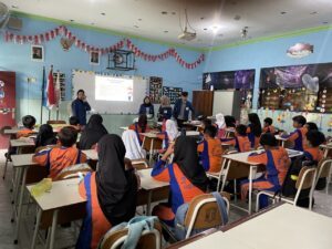 Penggambaran Mahasiswa ITS menjelaskan cara membuat lilin aroma terapi