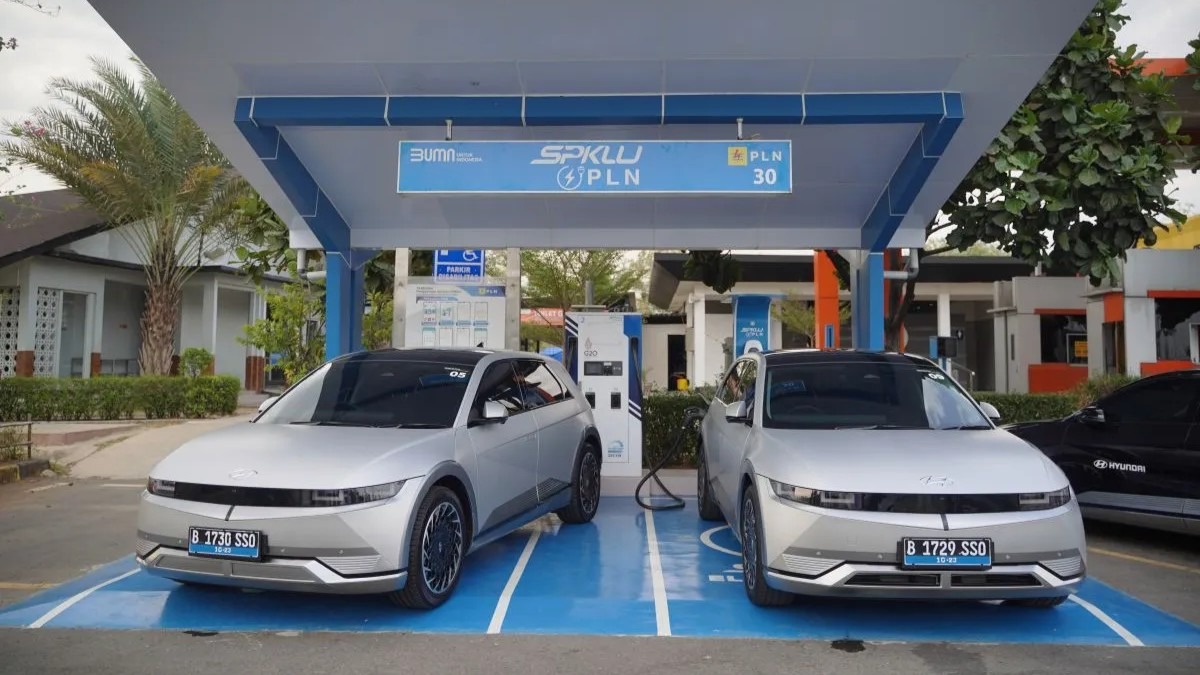 Mobil listrik sedang mengisi baterai di Stasiun Pengisian Kendaraan Listrik Umum (sumber: Antara/HO)