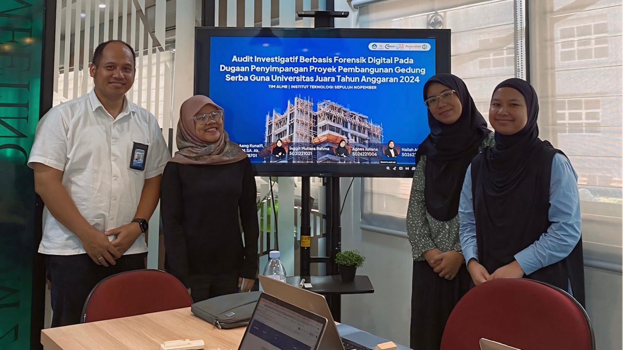 Dr Muhammad Saiful Hakim SE MM PhD (kiri) bersama tim ALME ITS saat bimbingan final dalam penyempurnaan karya audit investigatif berbasis teknologi