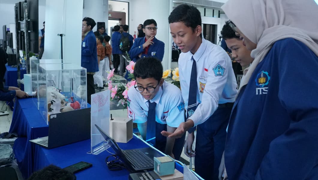 Antusiasme para siswa SMP saat mencoba inovasi berbasis AI karya mahasiswa ITS yang dipamerkan pada kegiatan AI Talent and Innovation Day 2025 di Grha Sepuluh Nopember ITS