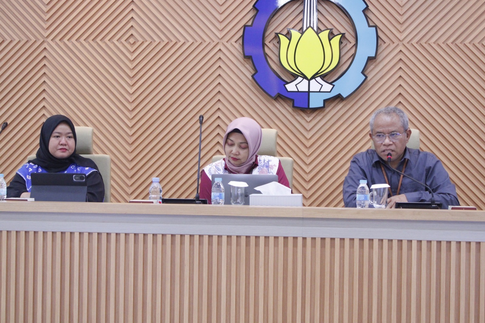 (dari kanan) Wakil Rektor III ITS Imam Baihaqi ST MSc PhD, Kepala BUK4L ITS Dr Any Werdhiastutie ST MSi, dan Tenaga Ahli KIP Tya Tirta Sari SSos MIKom pada Forum Konsultasi Publik 2025 di Gedung Rektorat ITS