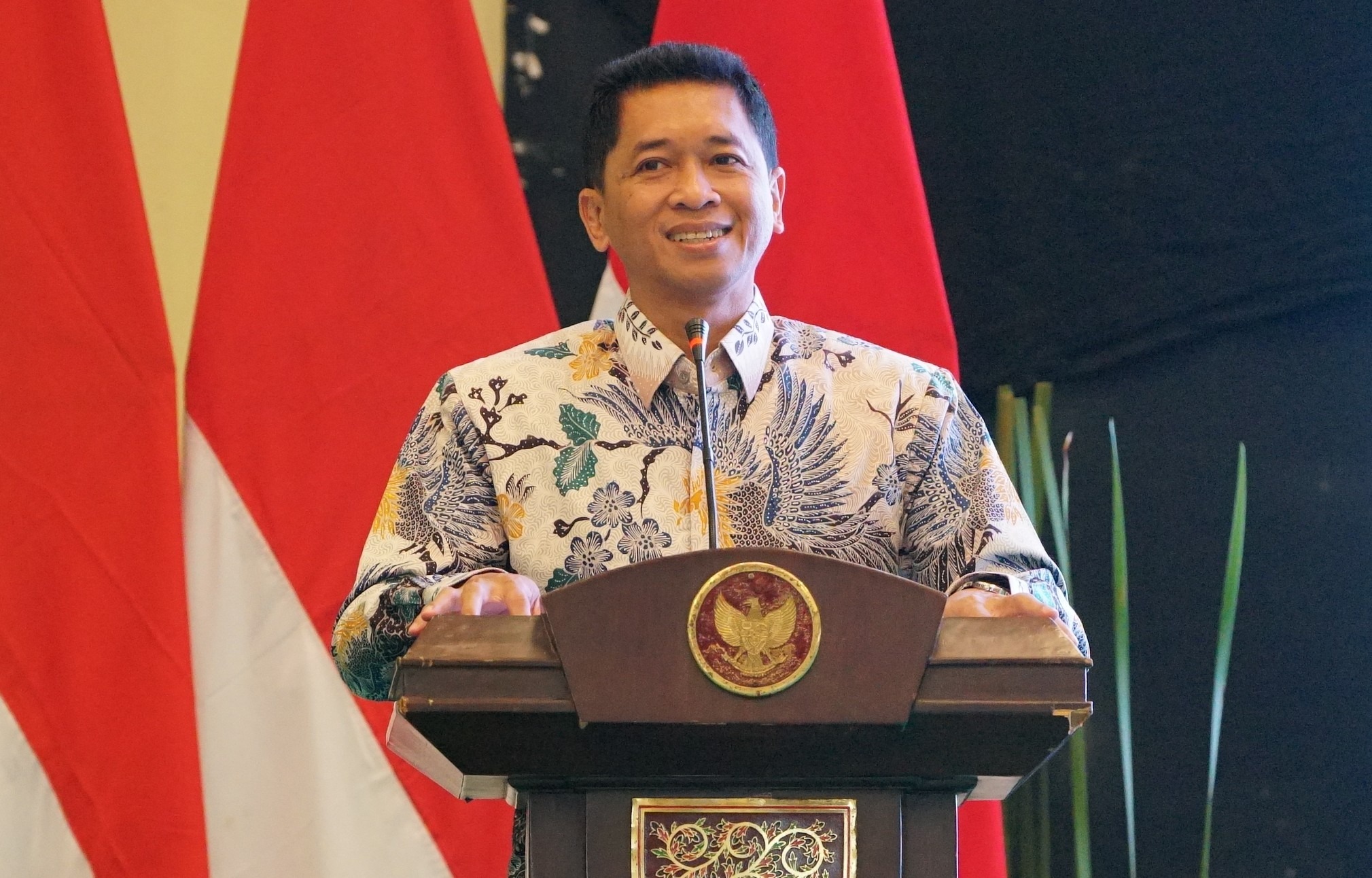 Gambar sambutan Rektor ITS Prof Dr(HC) Ir Bambang Pramujati ST MSc Eng PhD pada gelaran Penyerahan Bantuan Biaya Pendidikan pada Pendidikan Tinggi di Islamic Center Surabaya 