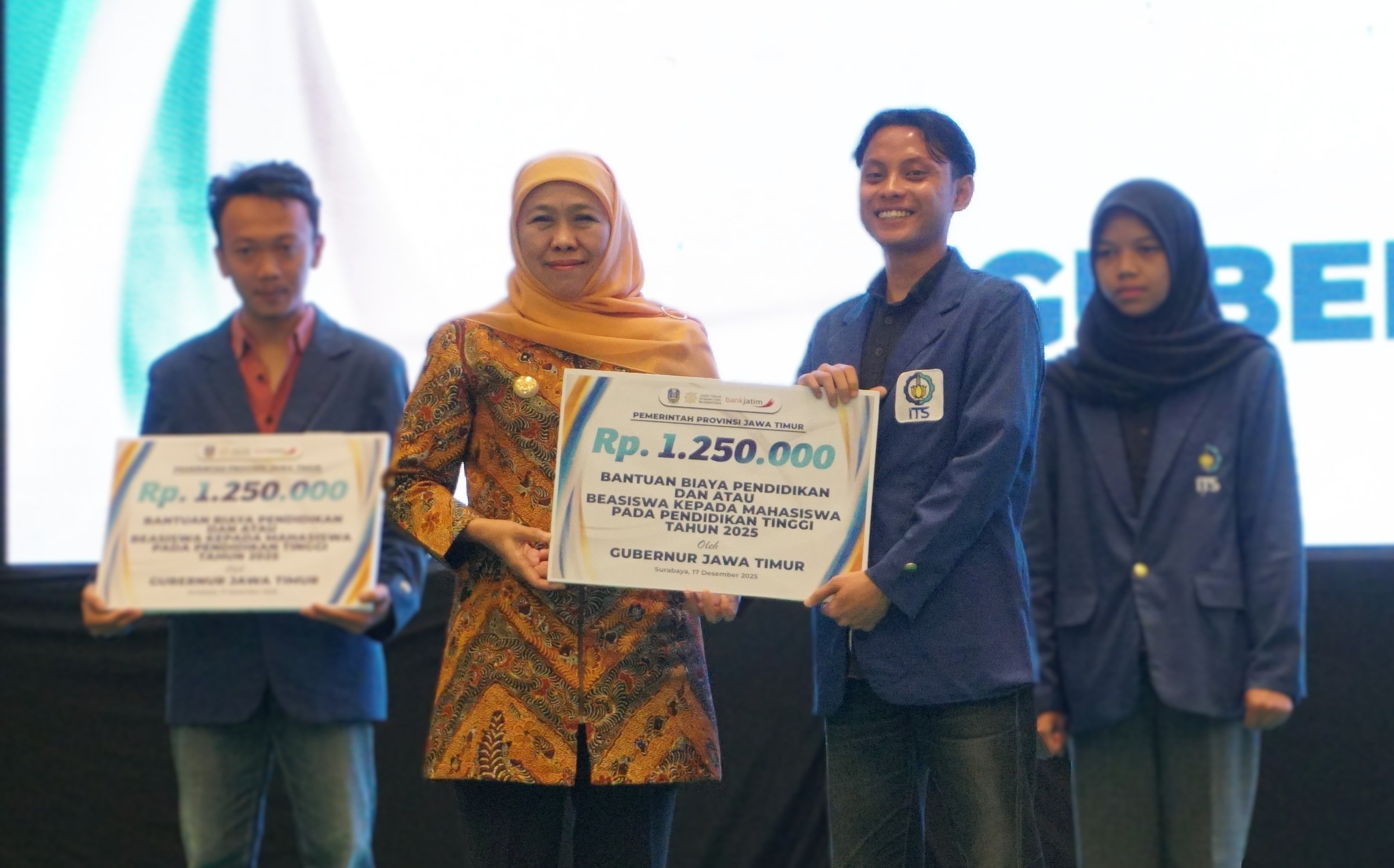 Gambar Gubernur Jatim Dr(HC) Khofifah Indar Parawansa MSi (dua dari kiri) secara simbolis menyerahkan bantuan biaya pendidikan kepada mahasiswa ITS di Islamic Center Surabaya