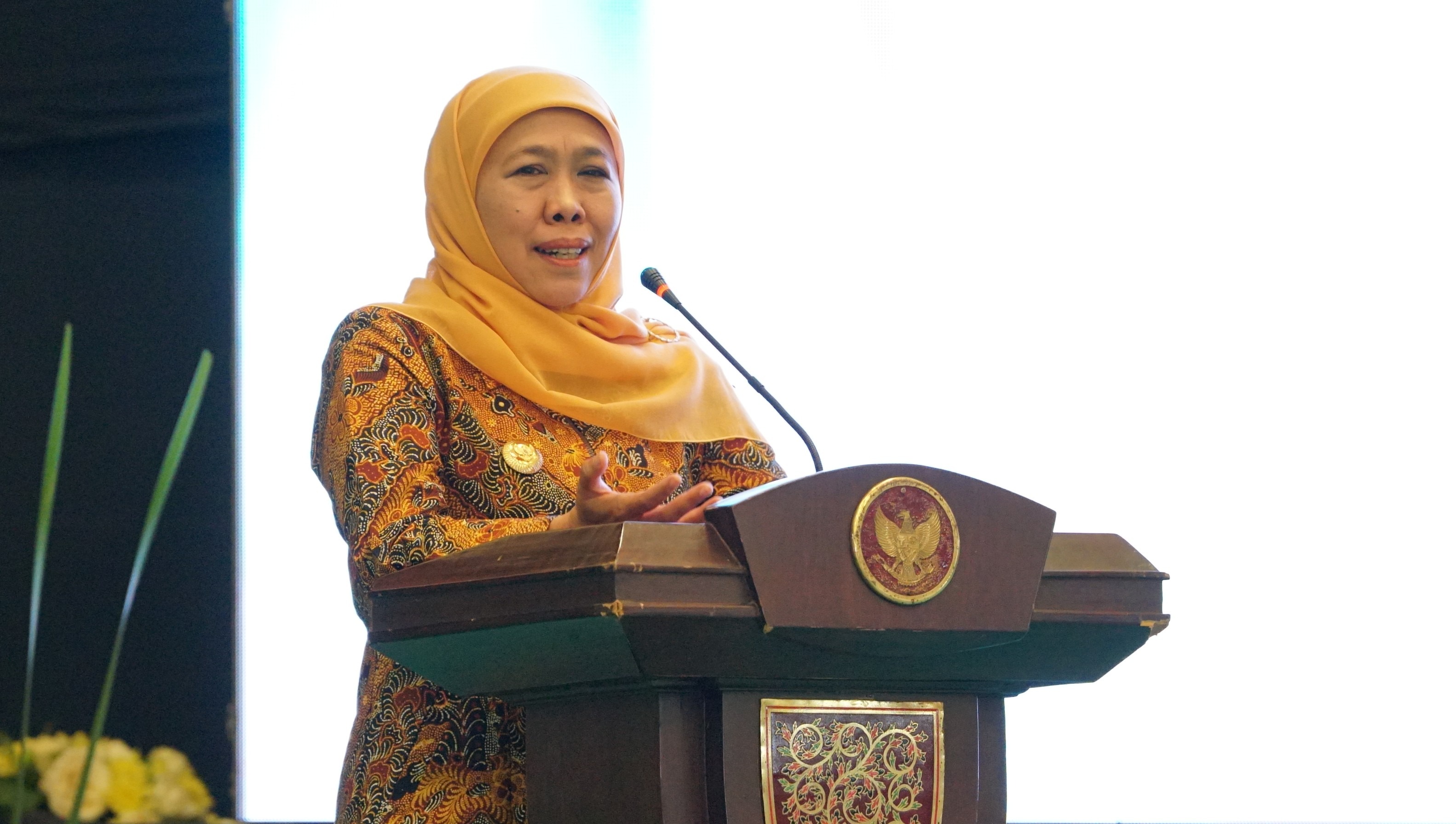 Gambar Gubernur Jatim Dr(HC) Khofifah Indar Parawansa MSi memberikan sambutan dalam Penyerahan Bantuan Biaya Pendidikan pada Pendidikan Tinggi di Islamic Center Surabaya