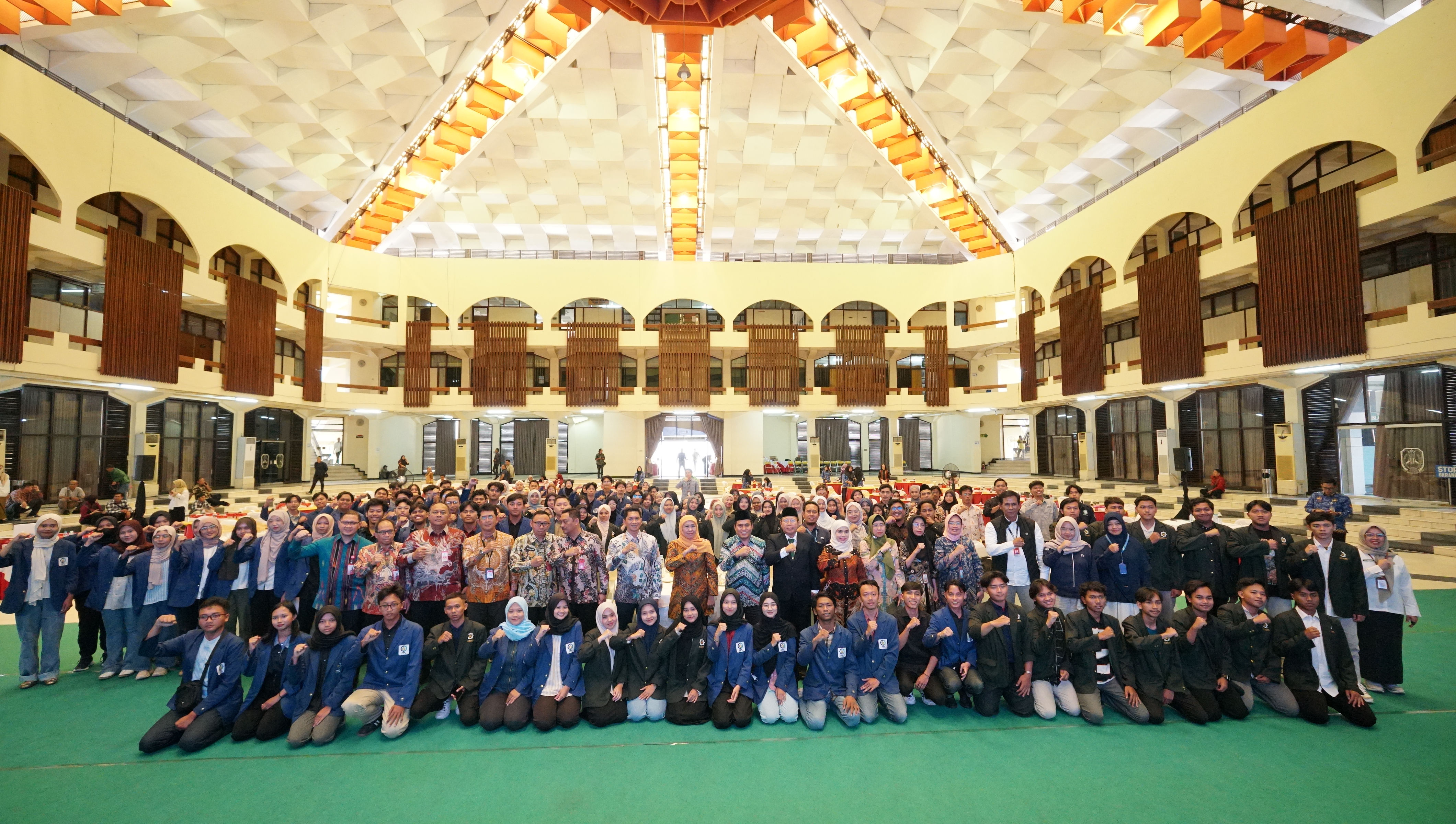 Gambar Gubernur Jatim Dr(HC) Khofifah Indar Parawansa MSi bersama penerima program Bantuan Biaya Pendidikan untuk Pendidikan Tinggi 2025 dari Institut Teknologi Sepuluh Nopember (ITS) dan Universitas Islam Negeri Sunan Ampel Surabaya (UINSA) dalam sesi dokumentasi