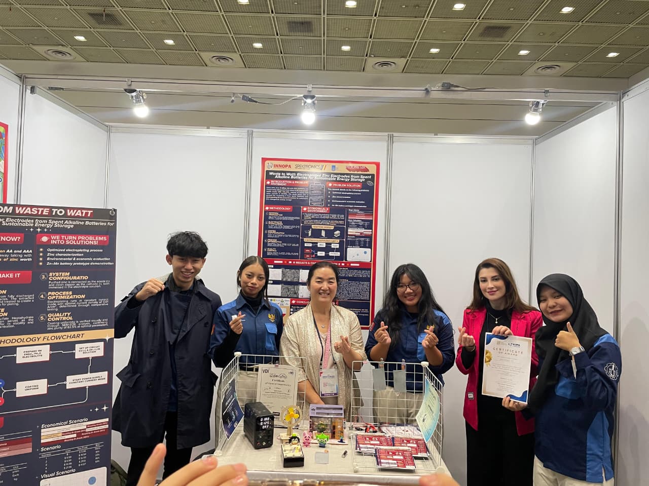 Delegasi Spektronics ITS saat memamerkan inovasi Waste to Watt kepada salah satu juri internasional dalam ajang Seoul International Invention Fair (SIIF) 2025