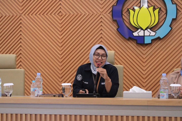 Dr Any Werdhiastutie ST MSi selaku Kepala Biro Umum, Keamanan dan Keselamatan, Kesehatan Kerja dan Lingkungan ITS saat melaporkan kemajuan persiapan Unit Layanan Disabilitas