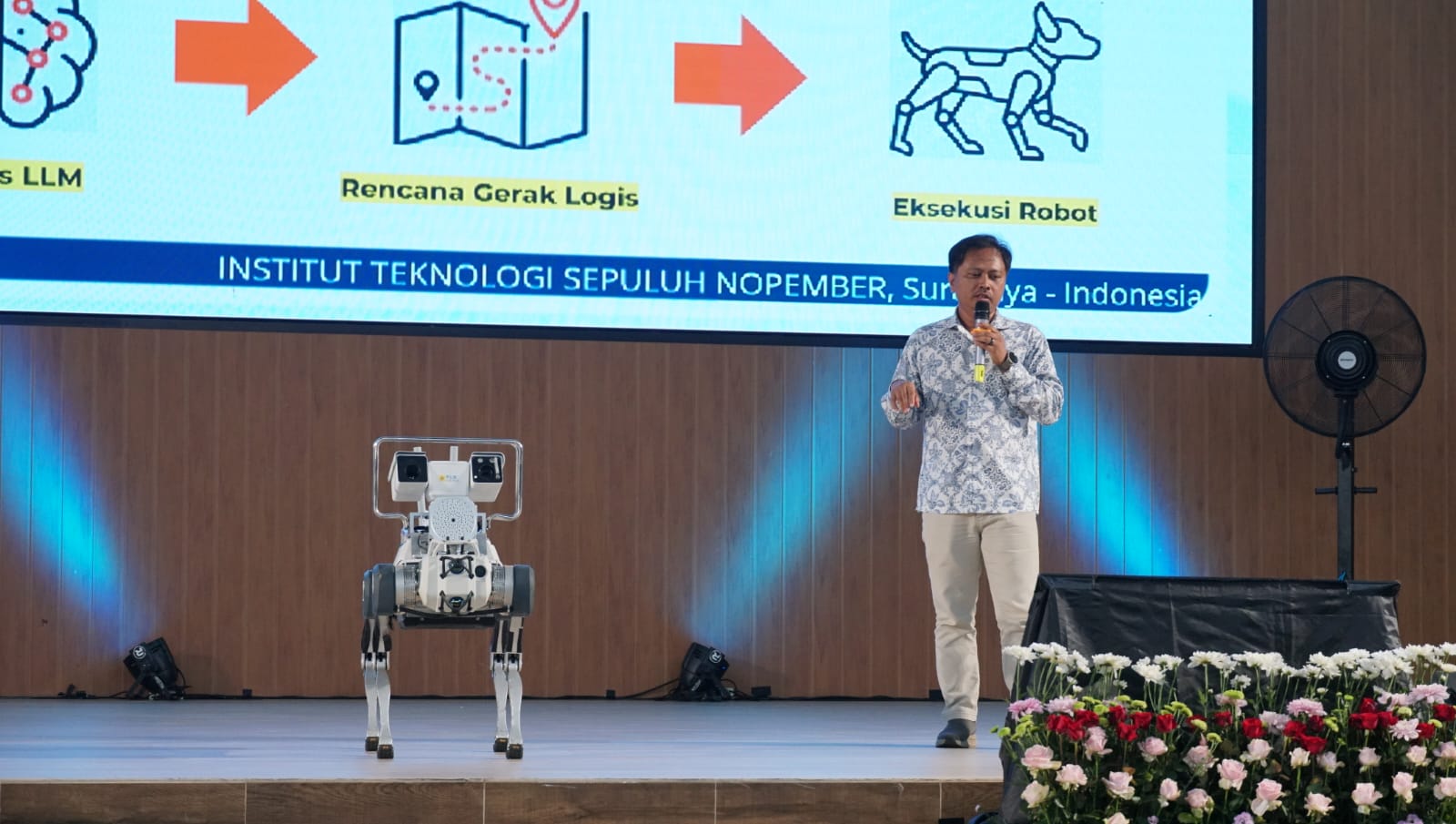 Dr Rudy Dikairono ST MT dari STP Robotika ITS ketika memaparkan inovasi Robot Anjing Pintar yang dikembangkan tim peneliti ITS