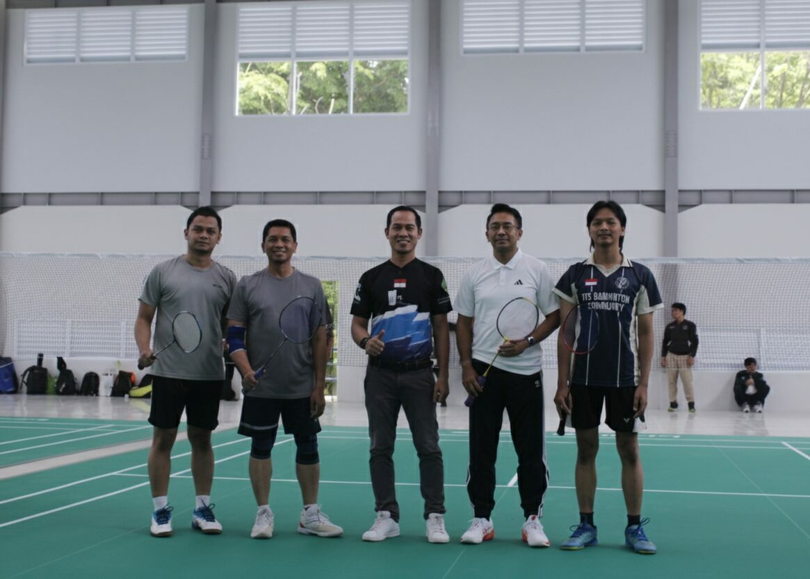 Rektor ITS dan Direktur SDM PT Pertamina bertanding bersama di GOR Badminton ITS