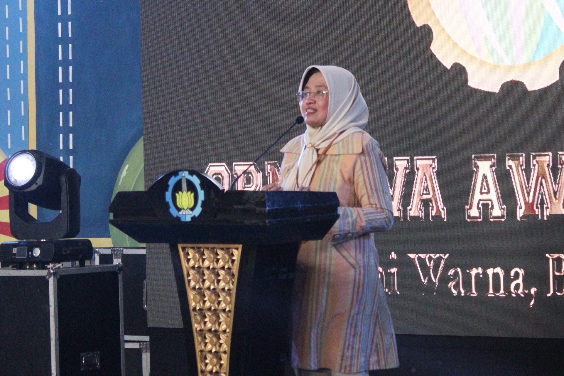 Foto Wakil Rektor Bidang Akademik dan Kemahasiswaan ITS Prof Nurul Widiastuti SSi MSi PhD saat memberikan sambutan di helatan Ormawa Awards 2025 ITS
