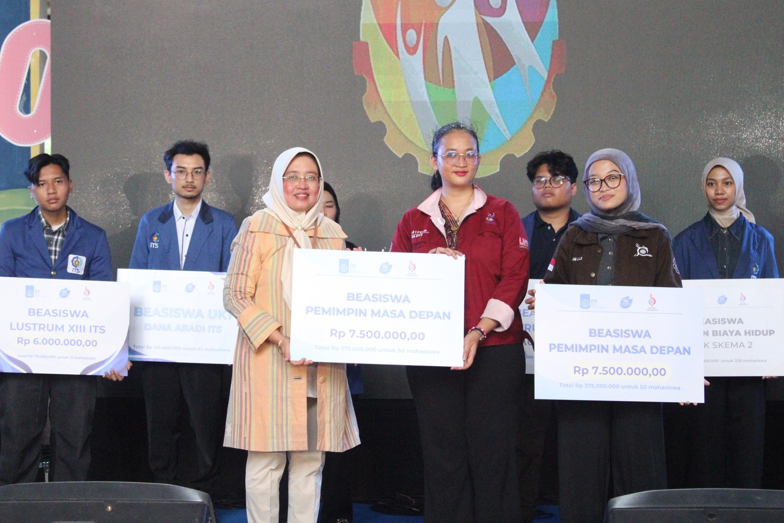 Foto Wakil Rektor Bidang Akademik dan Kemahasiswaan ITS Prof Nurul Widiastuti SSi MSi PhD (tiga dari kiri) saat menyerahkan bantuan dana akademik kepada perwakilan penerima Beasiswa Pemimpin Masa Depan ITS