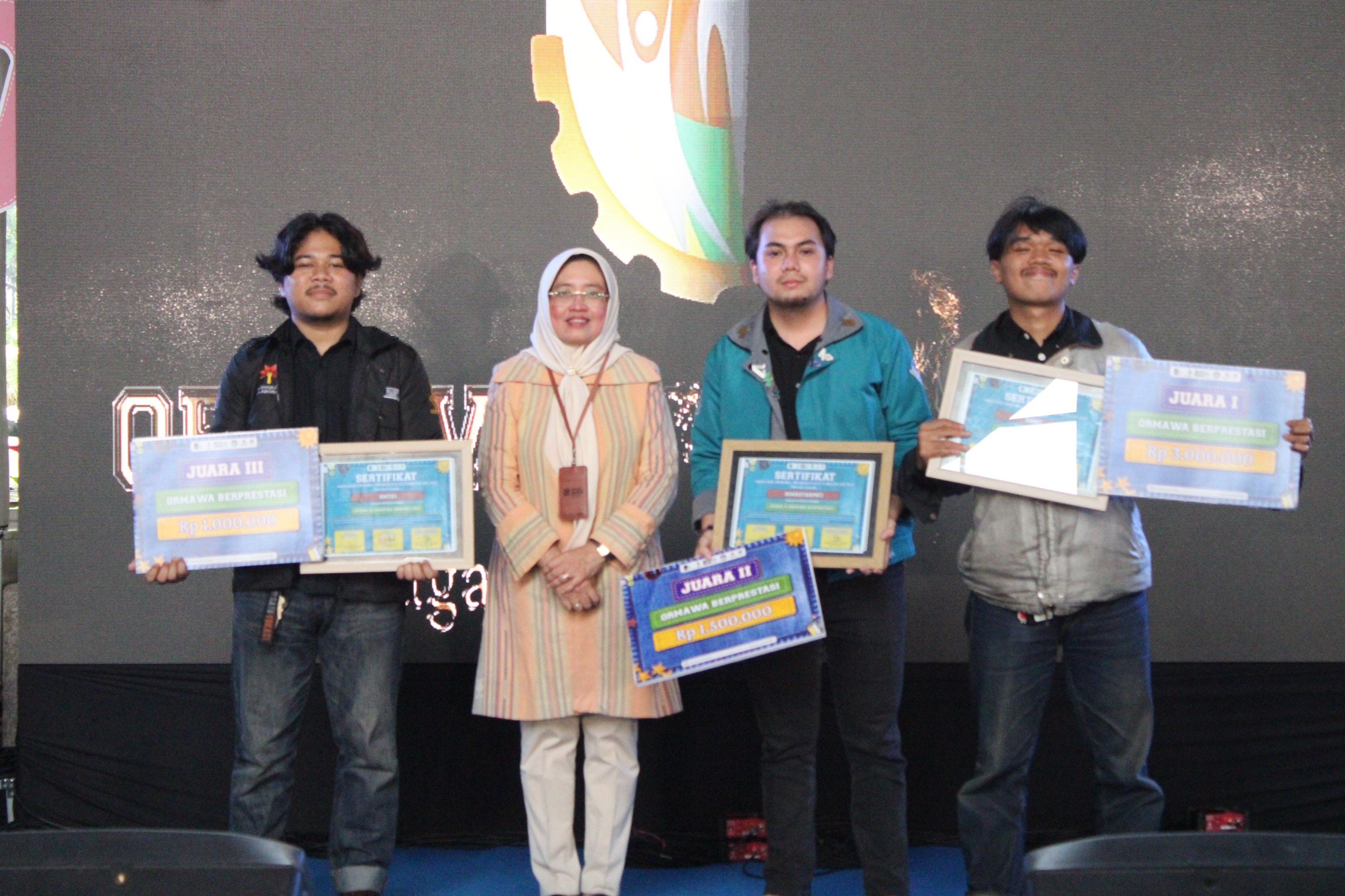 Gambar Wakil Rektor I Bidang Akademik dan Kemahasiswaan ITS Prof Nurul Widiastuti SSi MSi PhD saat menyerahkan penghargaan kepada pemenang kategori Ormawa Berprestasi