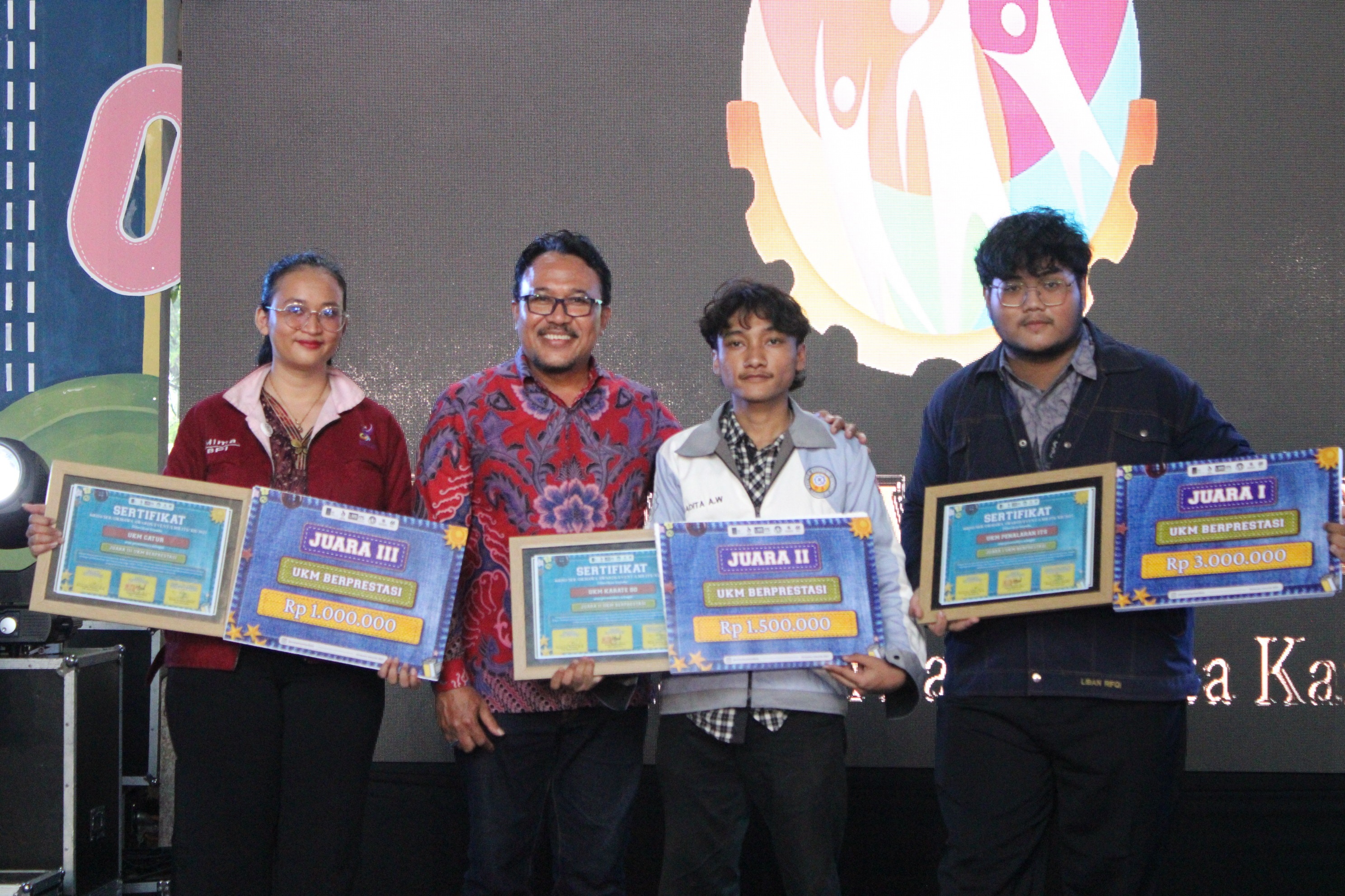 Kepala Sub Direktorat Pengembangan Talenta dan Karir ITS (dua dari kiri) saat menyerahkan penghargaan kepada pemenang penghargaan kategori UKM Berprestasi