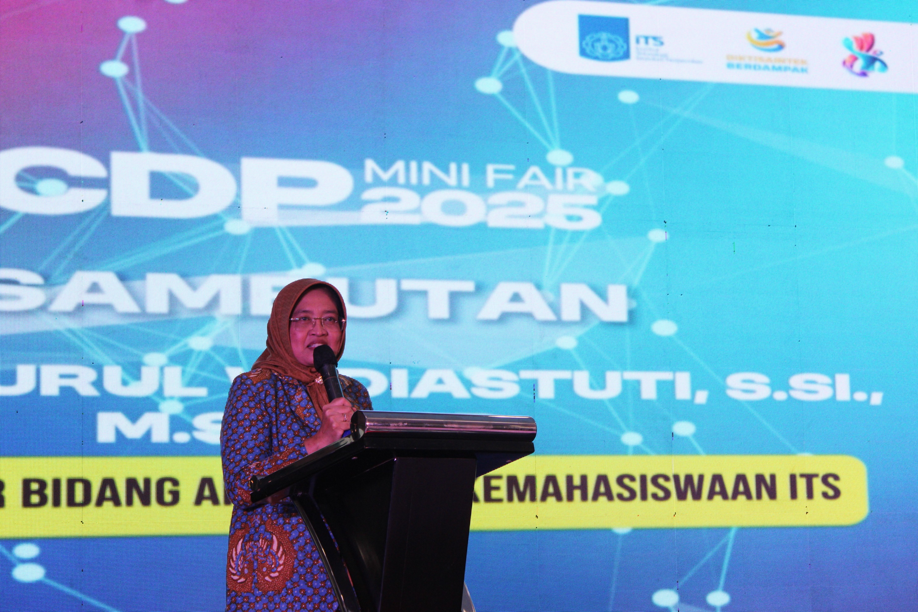 Wakil Rektor I Bidang Akademik dan Kemahasiswaan ITS Prof Nurul Widiastuti SSi MSi PhD memerikan smabutannya dalam kegiatan CDP Mini Fair 2025