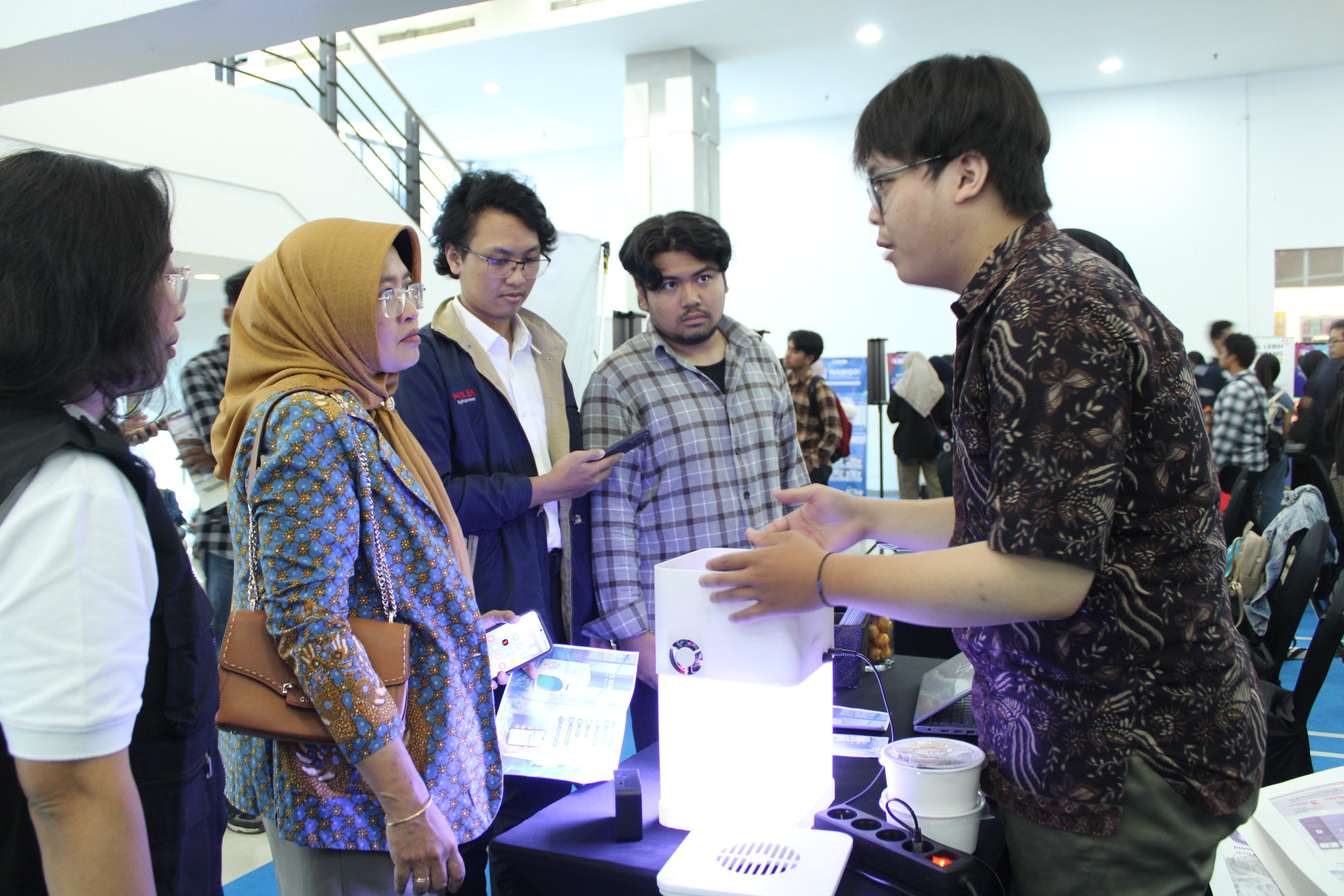 Wakil Rektor I Bidang Akademik dan Kemahasiswaan ITS Prof Nurul Widiastuti SSi MSi PhD mengunjungi salah satu booth di CDP Mini Fair 2025