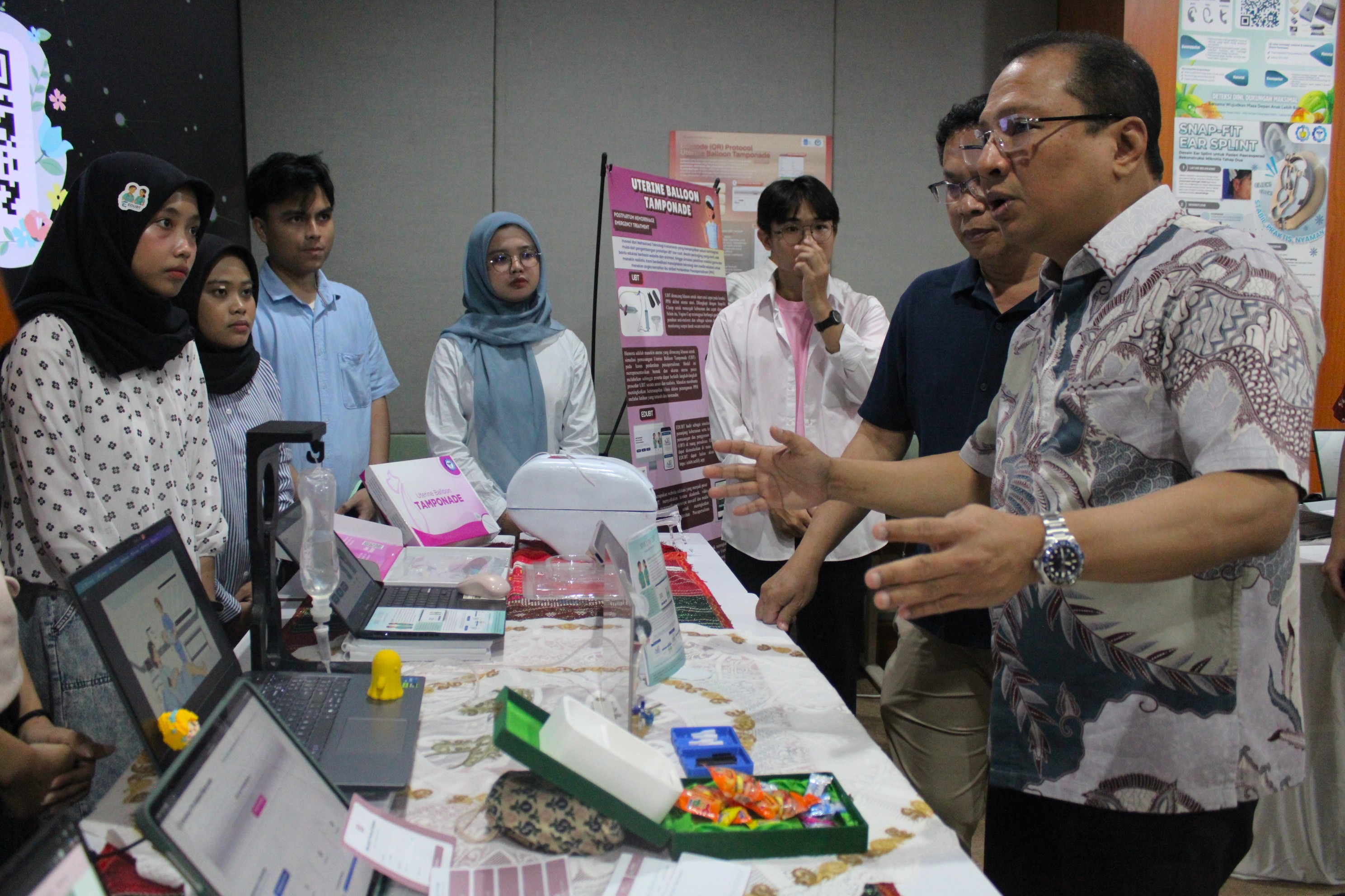 Dekan FKK ITS dr Lukman Hakim MKes Sp U(K) PhD saat mengujungi booth inovasi Uterine Balloon Tamponade (UBT) pada gelaran Innovatech Medika Vol.1