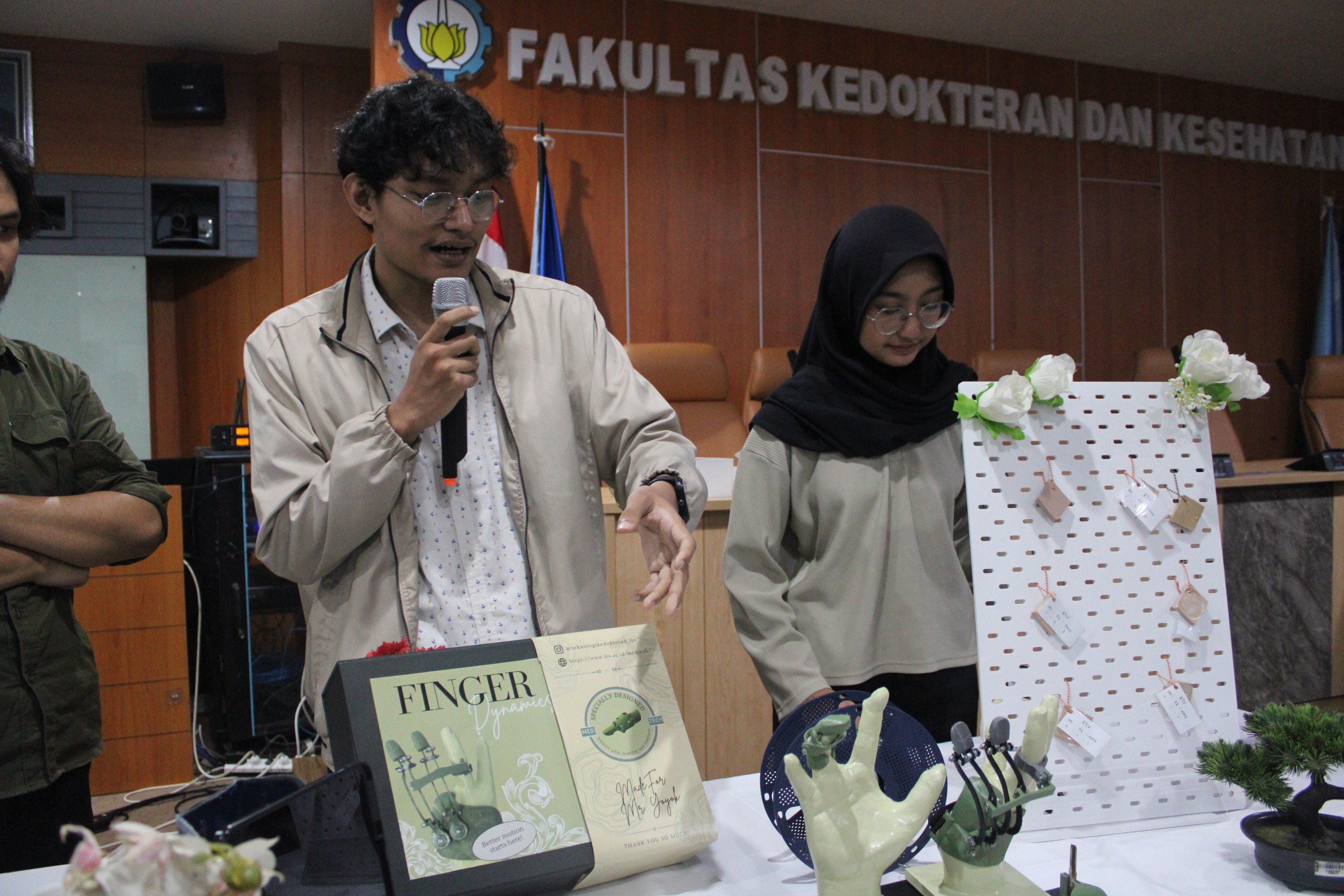Mahasiswa Prodi Teknologi Kedokteran ITS saat menjelaskan hasil karya inovasinya dalam pameran Innovatech Medika Vol.1