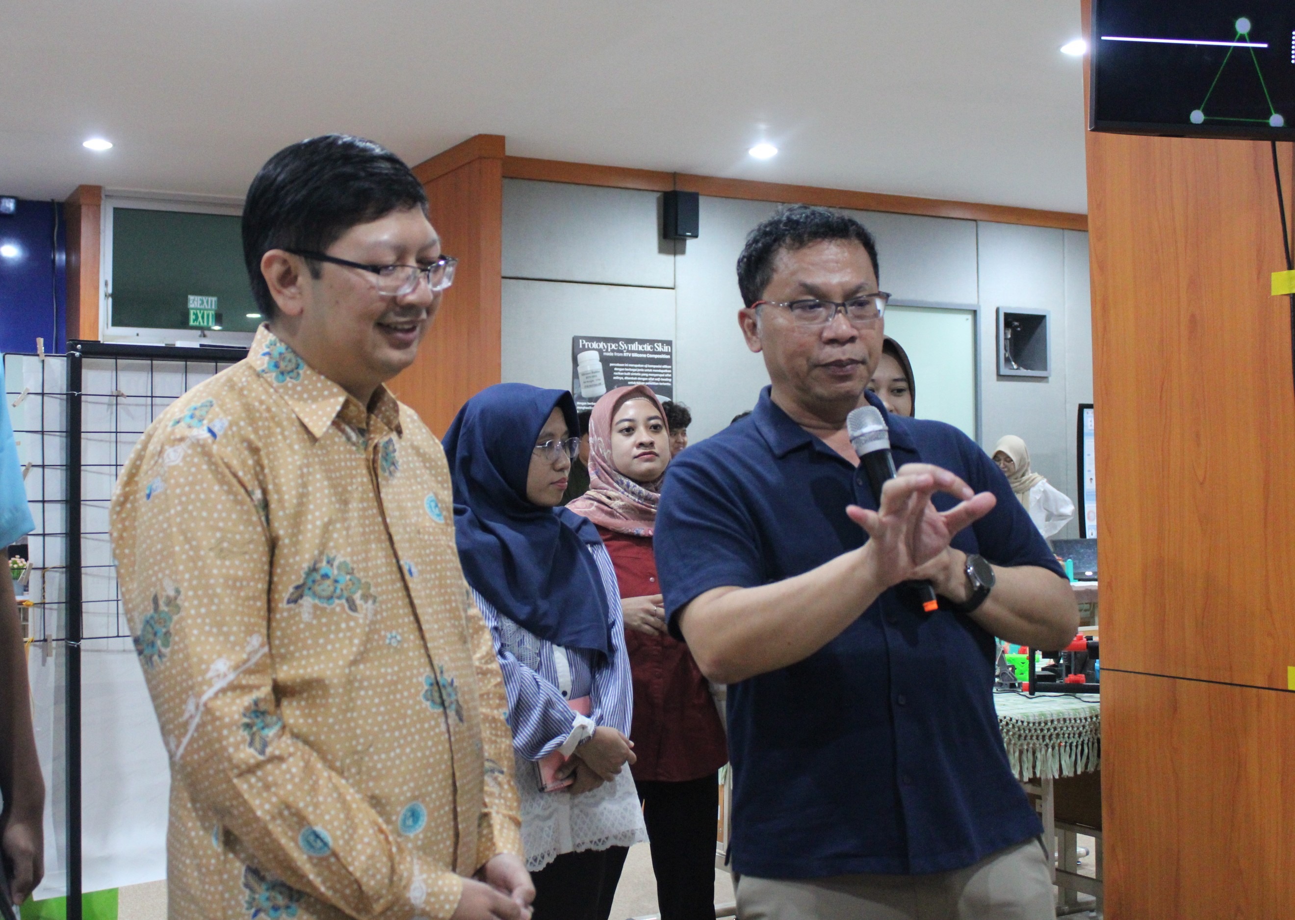 Wakil Direktur Umum dan Keuangan RSMU dr Fakih N.S. Latief SH (kiri) bersama Dosen pengampu mata kuliah Desain Teknologi Kesehatan dan Purwarupa Cepat Djoko Kuswanto ST MBiotech (kanan) saat meninjau pameran Innovatech Medika Vol.1