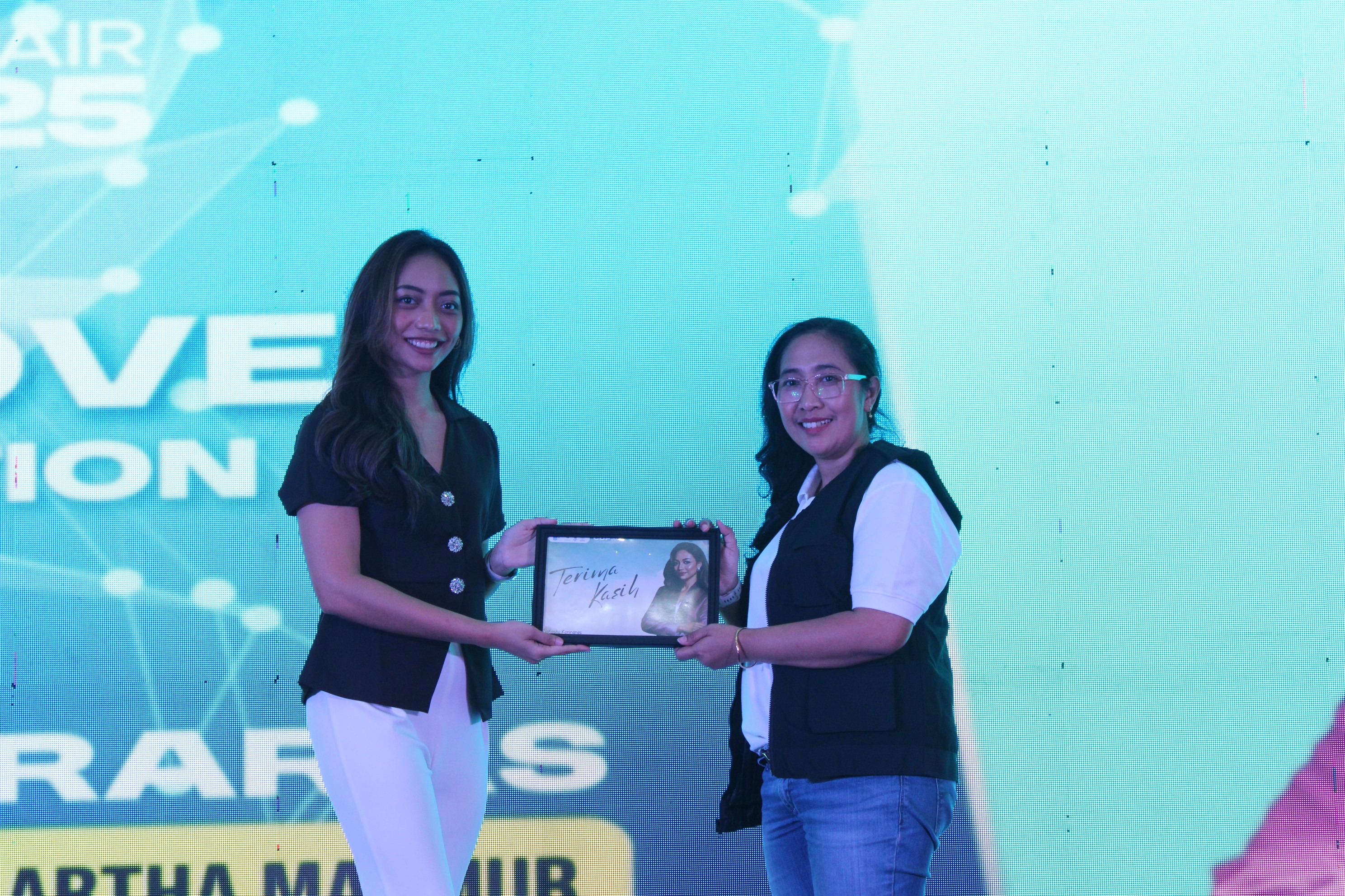 Dr Ir Hertiari Idajati ST MSc (kiri) memberikan cinderamata kepada CEO CV Natkeni Artha Makmur sekaligus content creator, Natasha Keniraras ST dalam CDP Mini Fair 2025