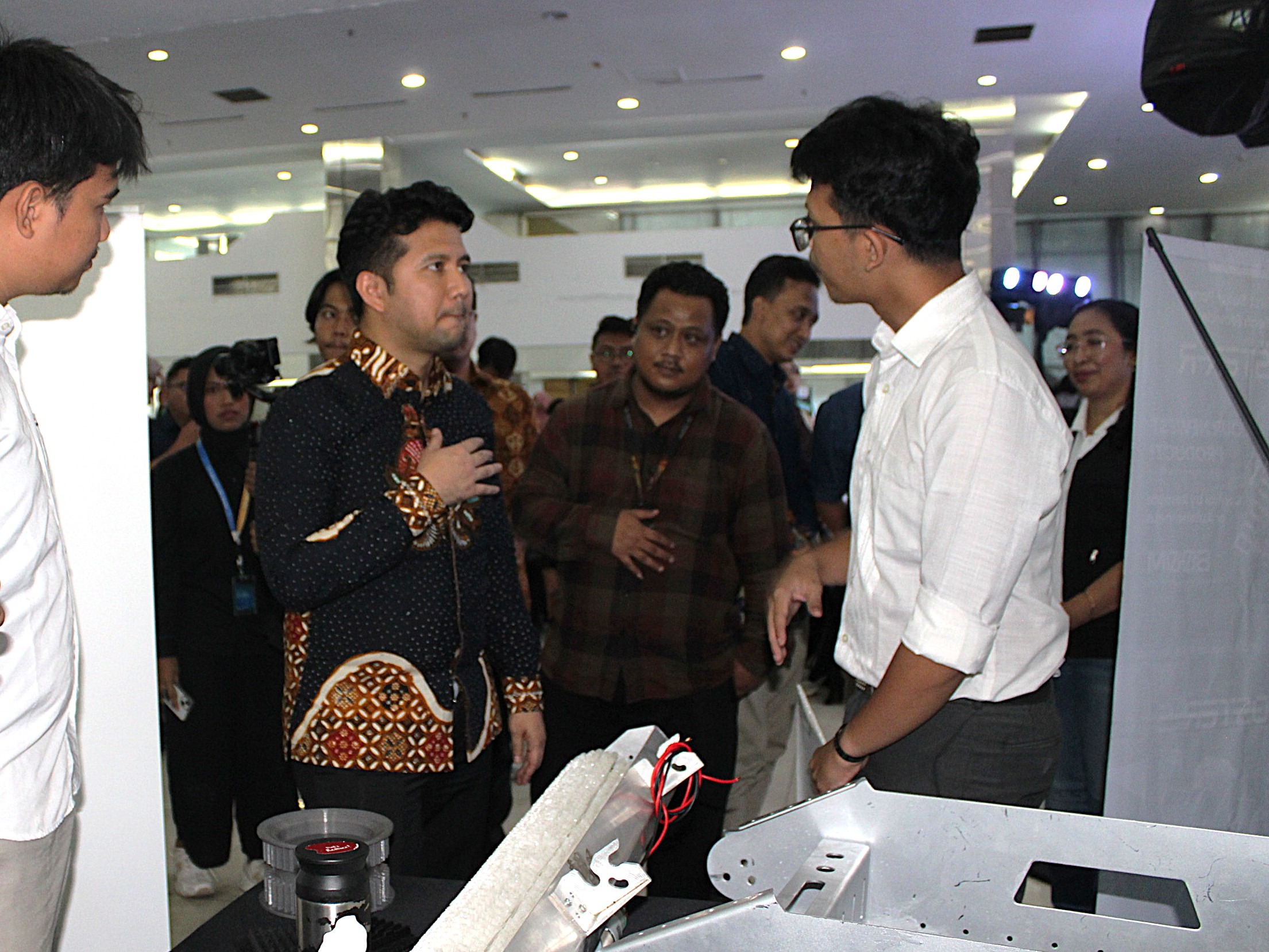 Wakil Gubernur Jawa Timur Dr H Emil Elestianto Dardak BBus MSc mengunjugi salah satu booth mahasiswa dalam kegiatan CDP Mini Fair 2025