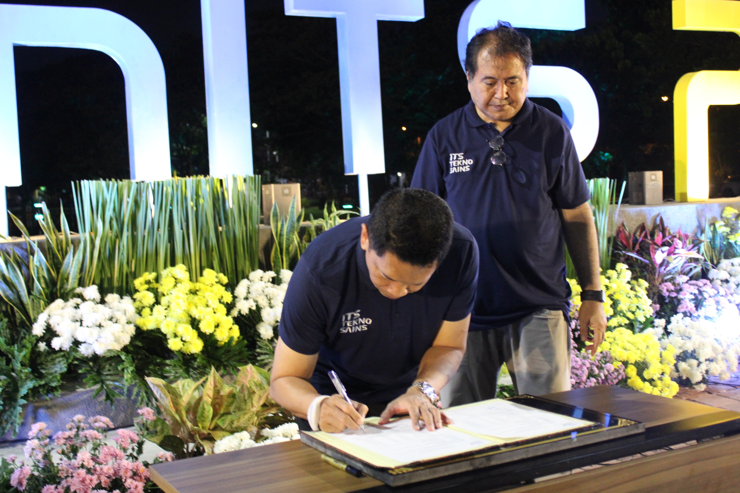 (kiri) Rektor ITS Prof Dr (HC) Ir Bambang Pramujati ST MSc Eng PhD bersama Direktur PT ITS Tekno Sains Dr Ir I Ketut Gunarta MT ketika menandatangai serah terima InfinITS Park