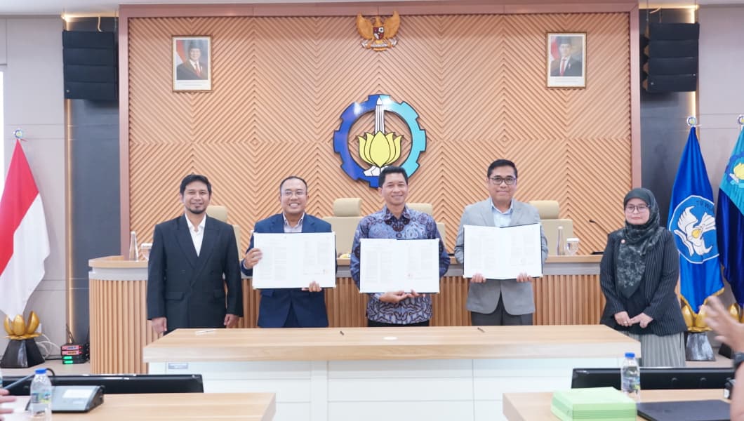Jajaran pimpinan ITS dan BSI usai penandatanganan Perjanjian Kerja Sama (PKS) di Gedung Rektorat ITS